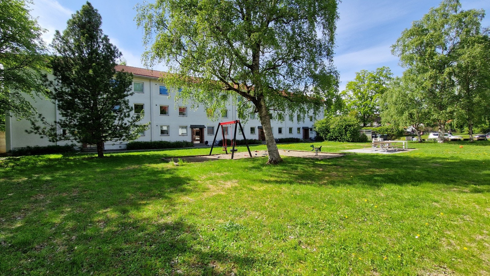 Uteområdene er store og det er luftig plass mellom blokkene. Det er satt ut grill, sittegrupper, dyrkekasser, samt etablert sykkelparkering og lekeplasser. Galleribilde