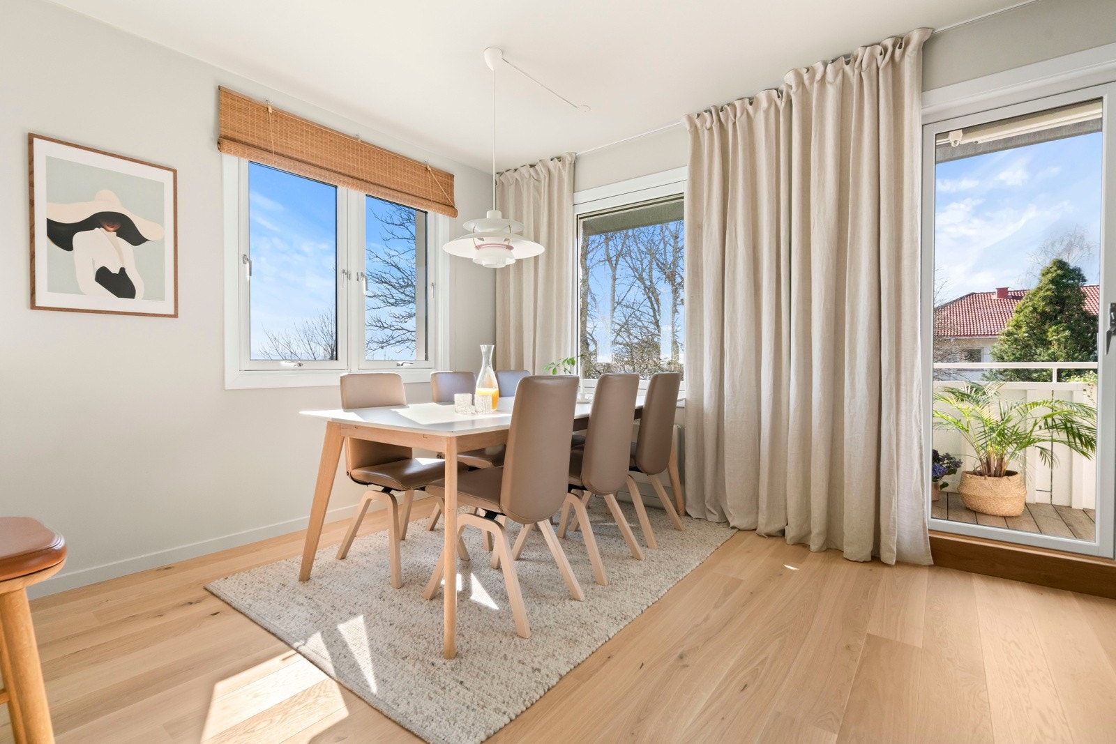 Spisestue/utgang til en solrik balkong. Galleribilde