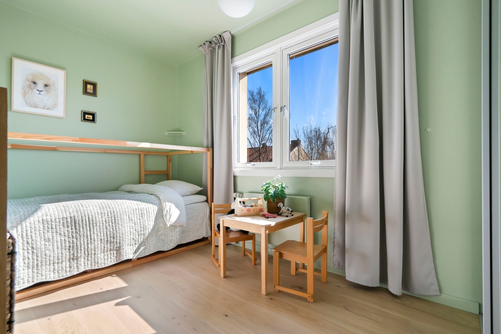 Soverom 3 er målt til 9 kvm og har skaprekke. Det er plass til enkeltseng og skrivebord. Et godt barnerom. Galleribilde