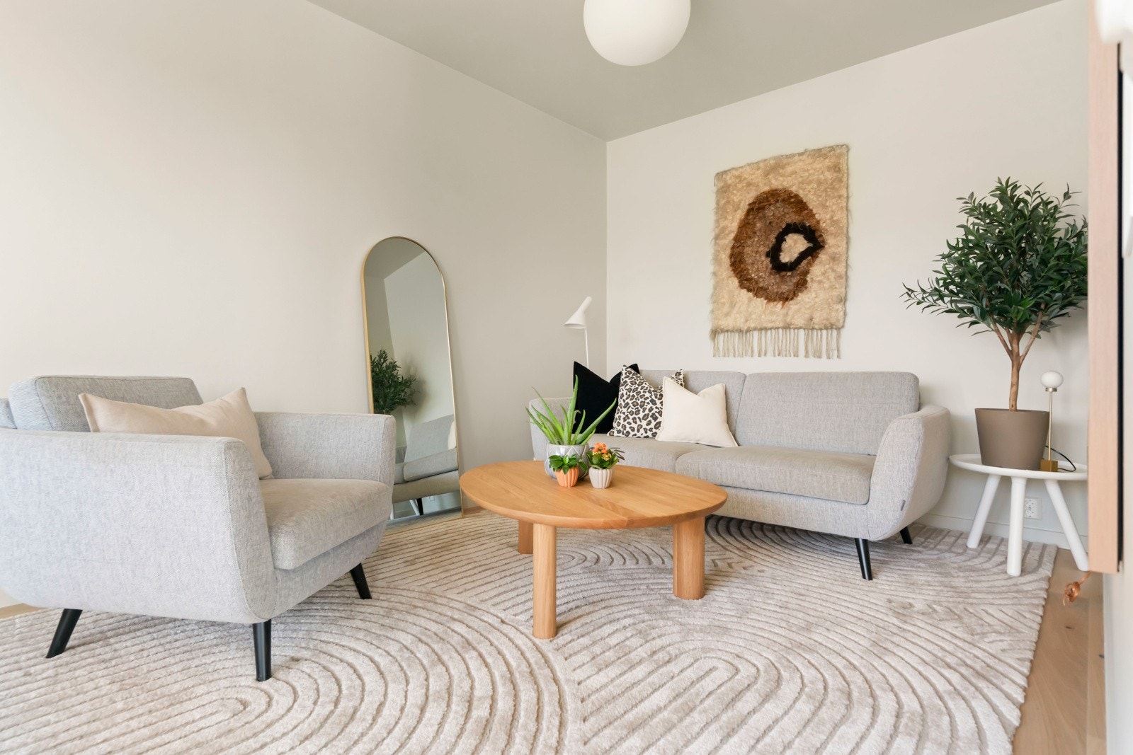 Stuen har plass til en hyggelig salonggruppe. Galleribilde