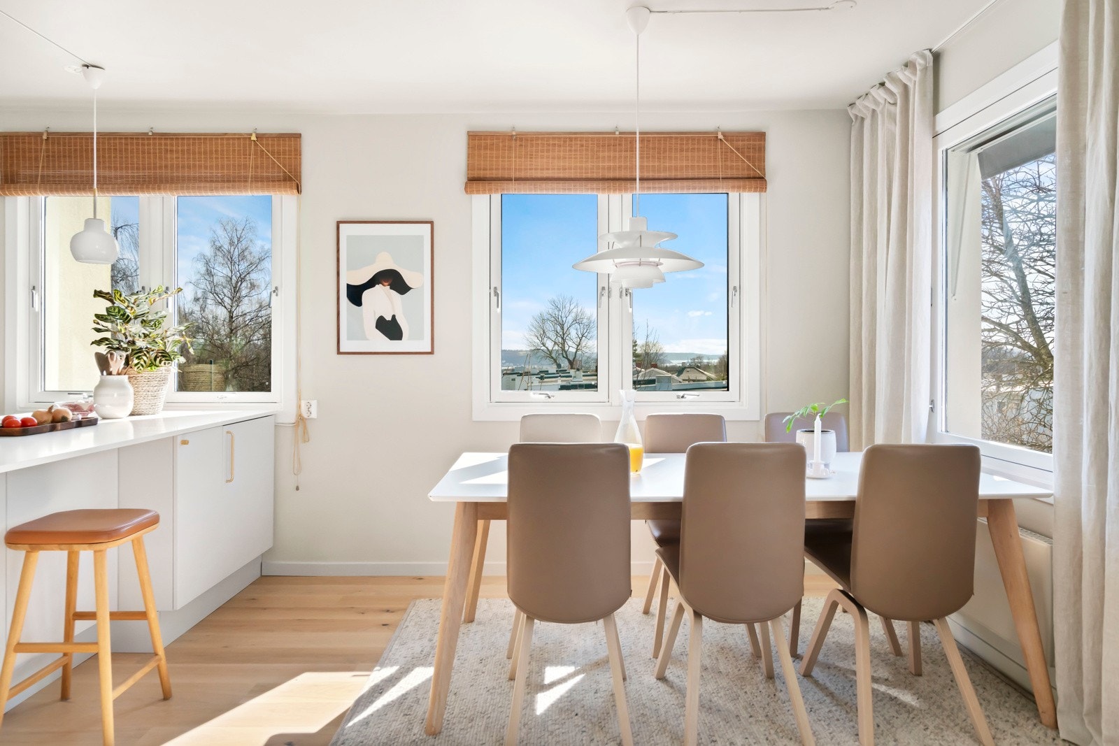 En usedvanlig lys og flott oppusset 4-roms endeleilighet med vestvendt bakong. Galleribilde