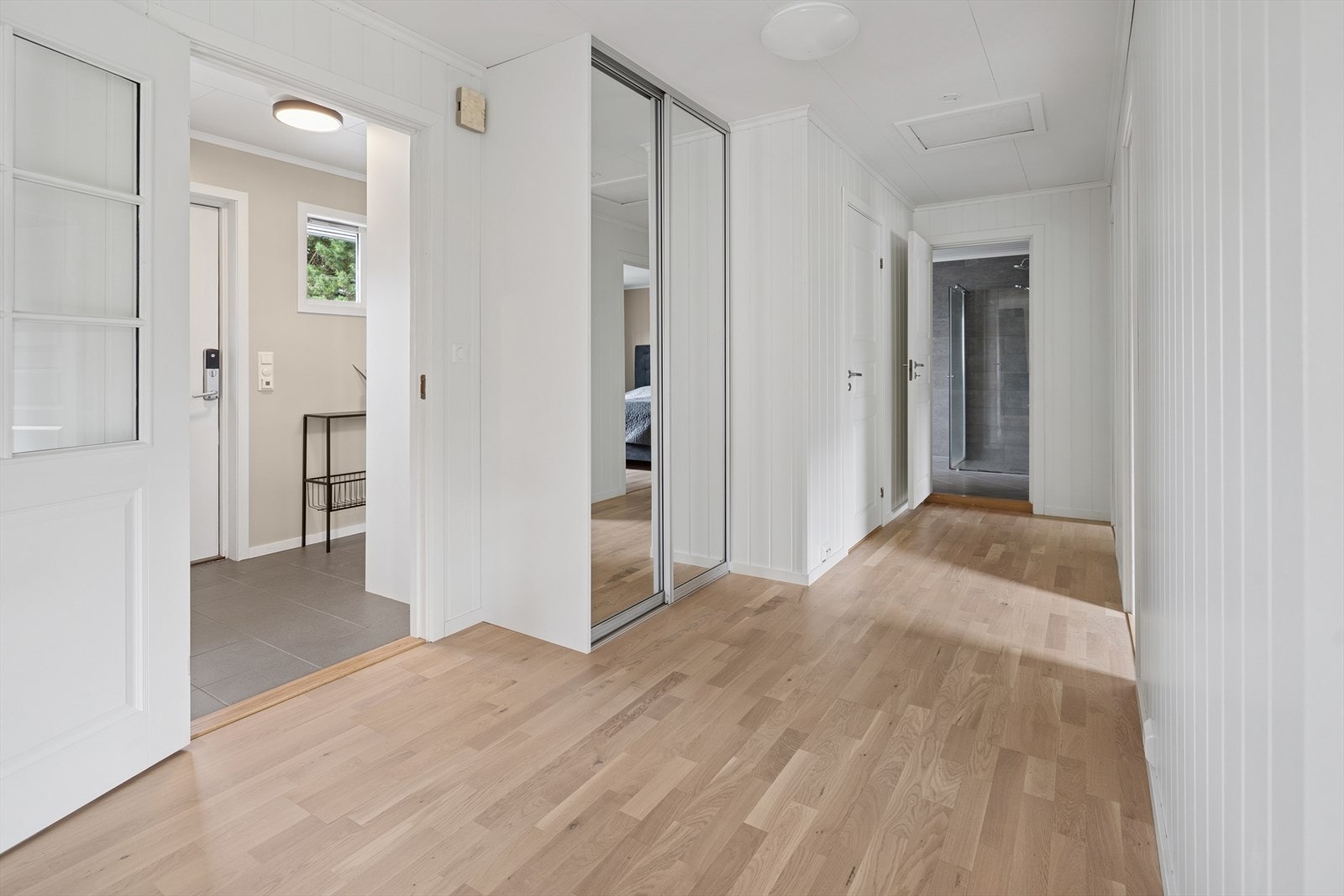 Gangen innenfor har også garderobeskap. Galleribilde