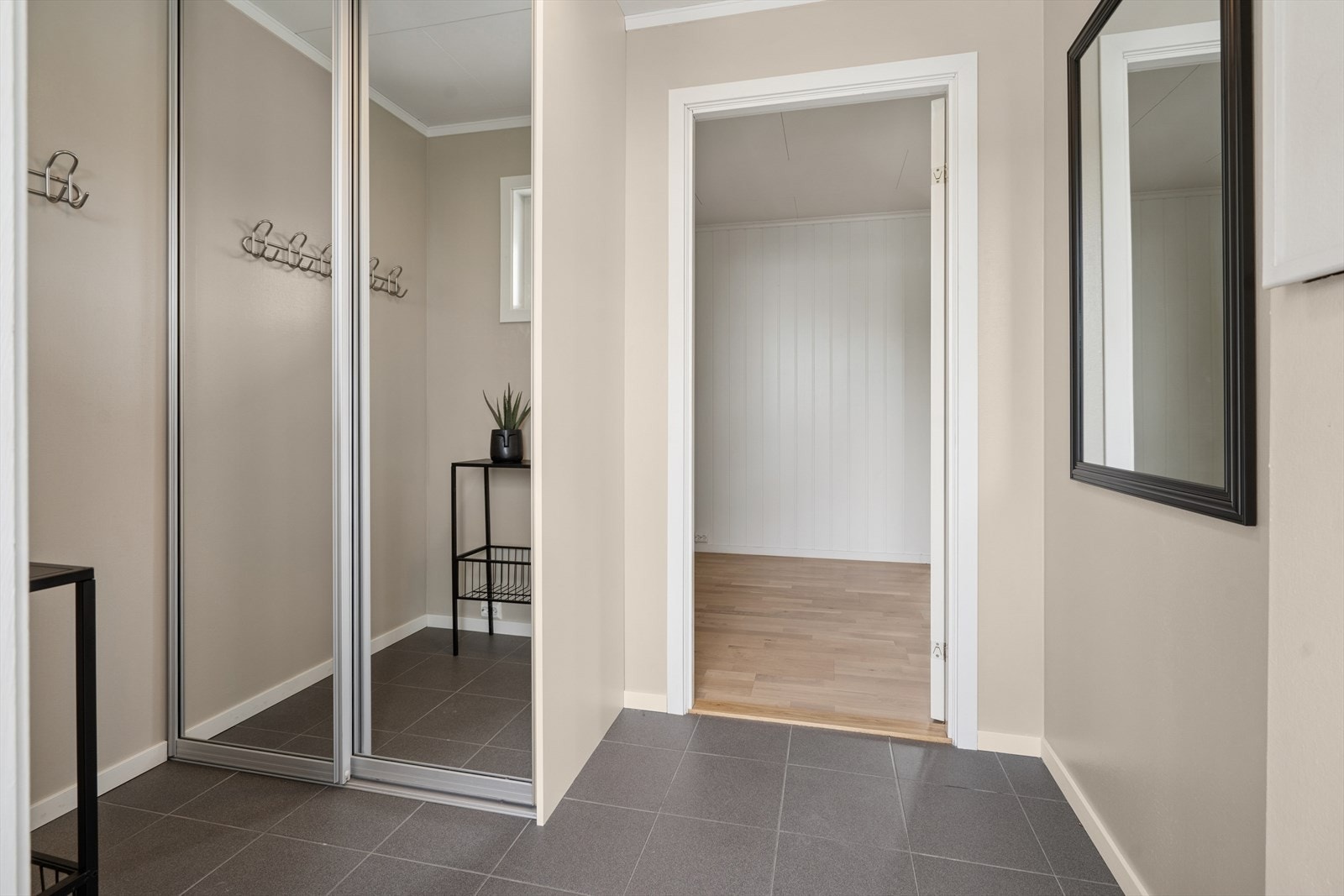 Velkommen inn! Entréen har praktiske fliser på gulvet, og et romslig garderobeskap. Galleribilde