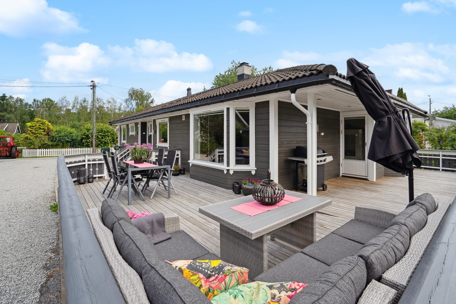 Fra stuen er det utgang til en romslig terrasse. Galleribilde