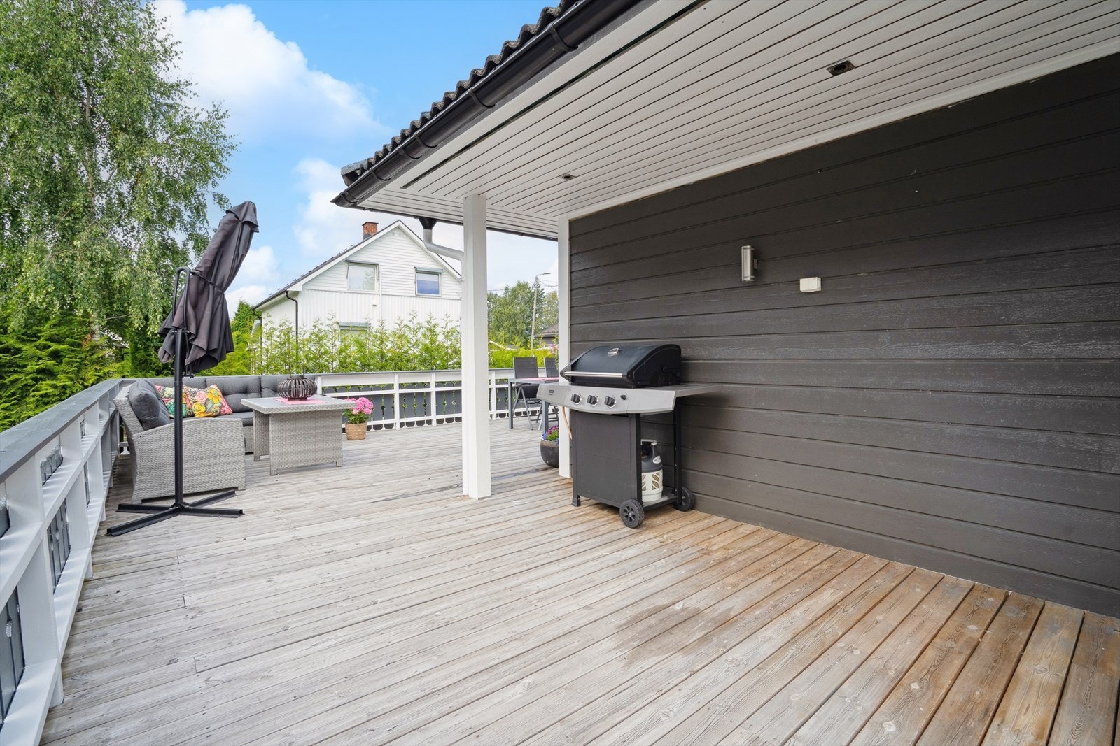 Terrassen er av god størrelse, og har flere møbleringsmuligheter. Galleribilde