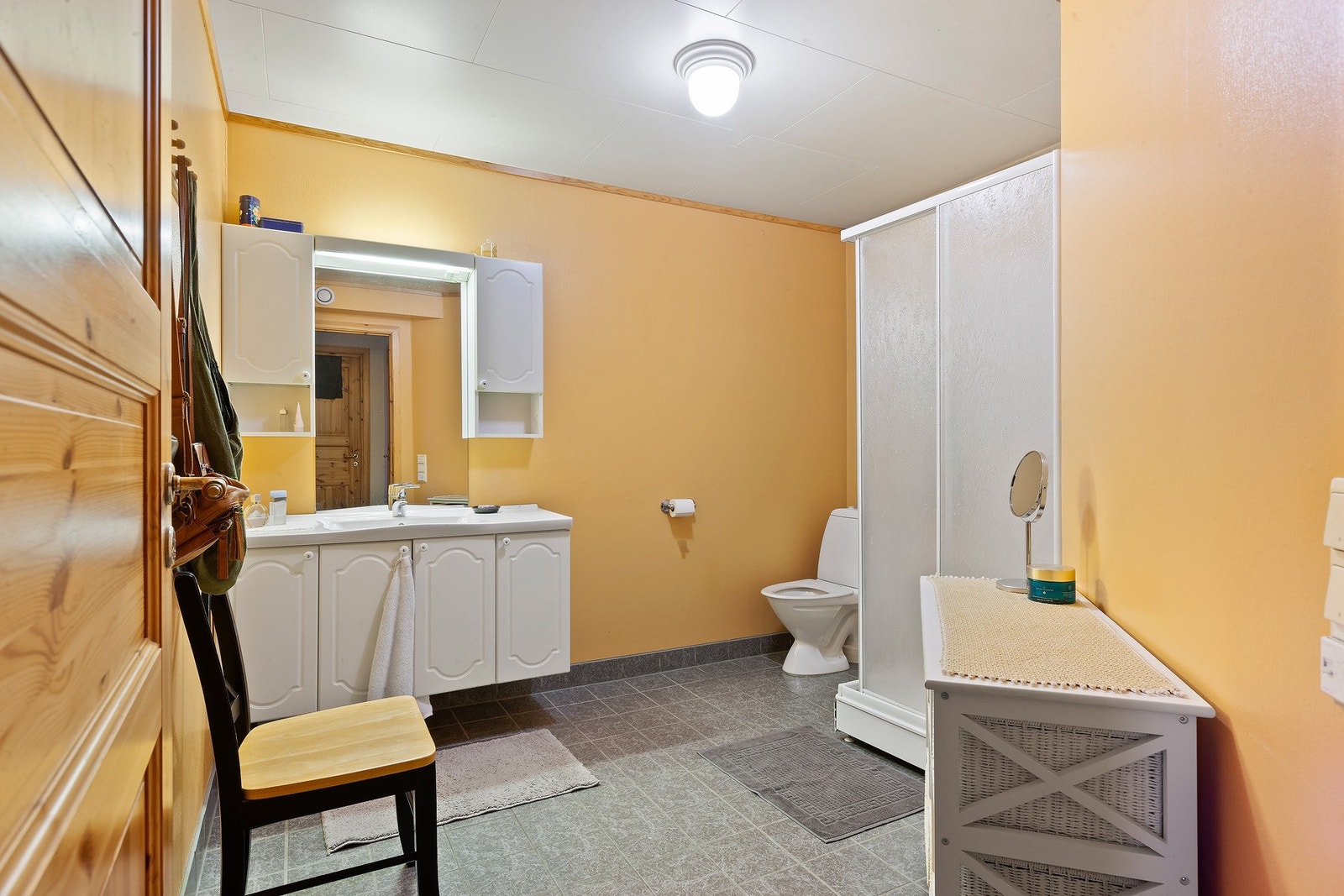 Bad i leiligheten. Galleribilde