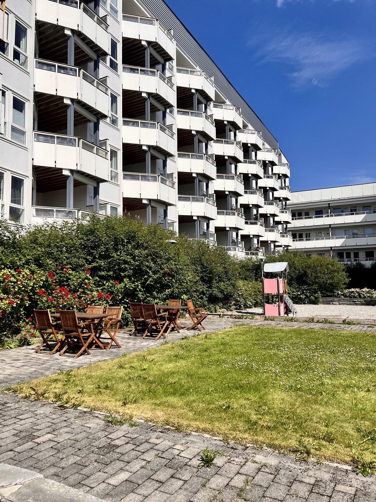 Privat sommerbilde av felles uteområde. Galleribilde