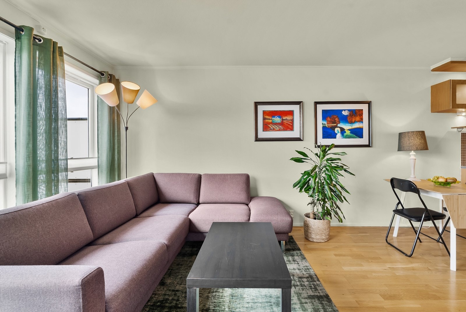 God plass til gjester med stor sofagruppe og tilhørende møblement som spisebord. Galleribilde