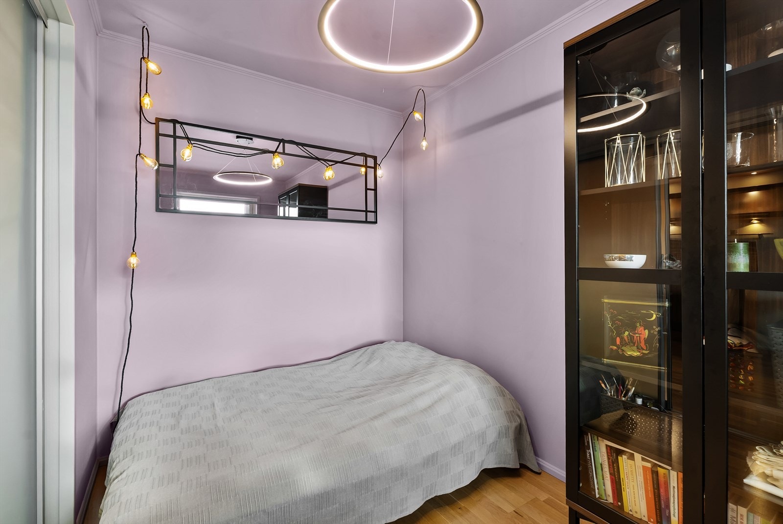 Soverom med god plass til romslig seng med mer. Galleribilde