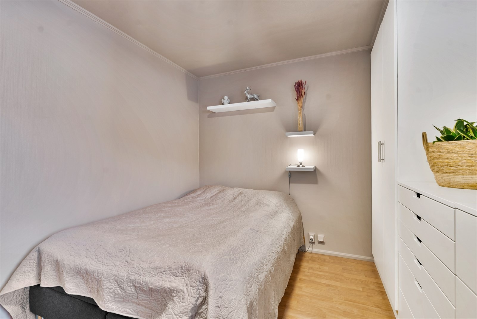 Moderne fargevalg og garderobeskap. Galleribilde