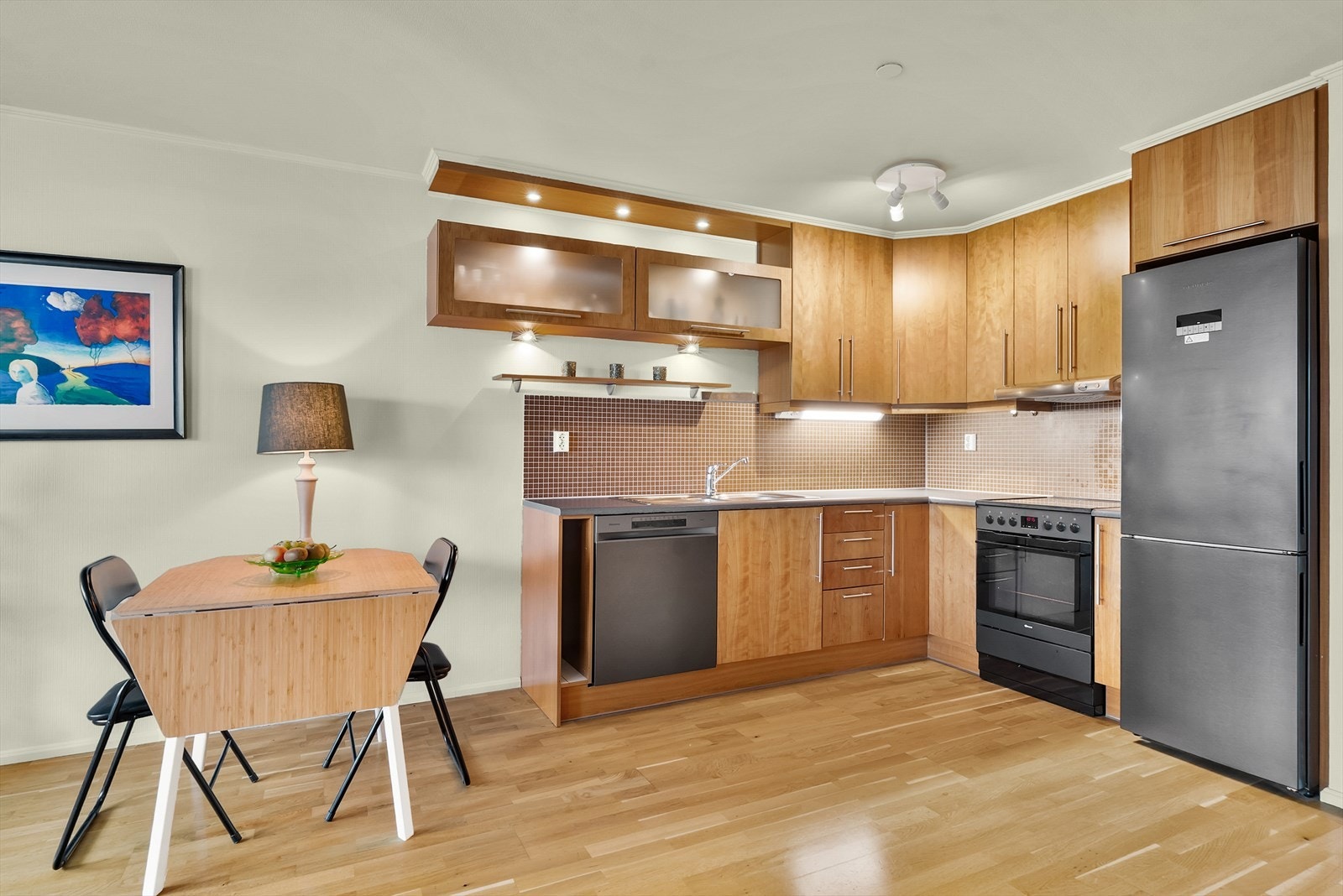 Kjøkken med tidløse glatte fronter, kitchenboard og downlights. Kjøkken hvitevarer medfølger. Galleribilde