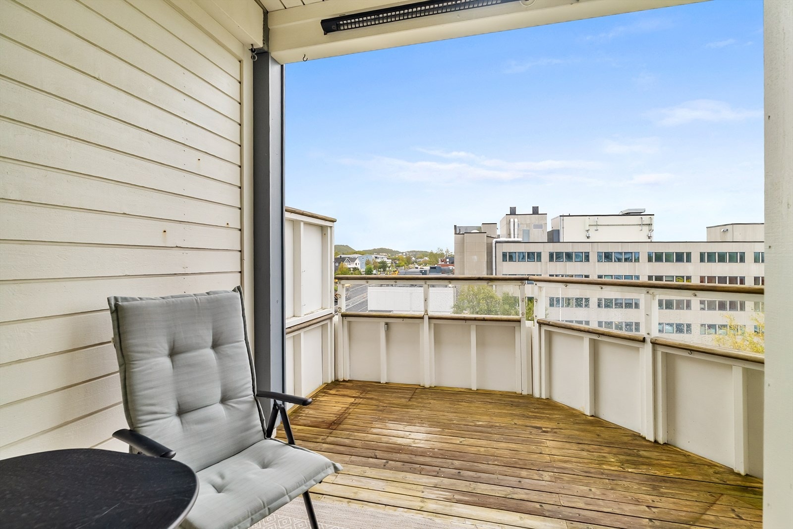 Balkongen byr på luftig toppetasjes utsikt utover området og sjøgløtt. God plass til utemøbler og grill. Galleribilde