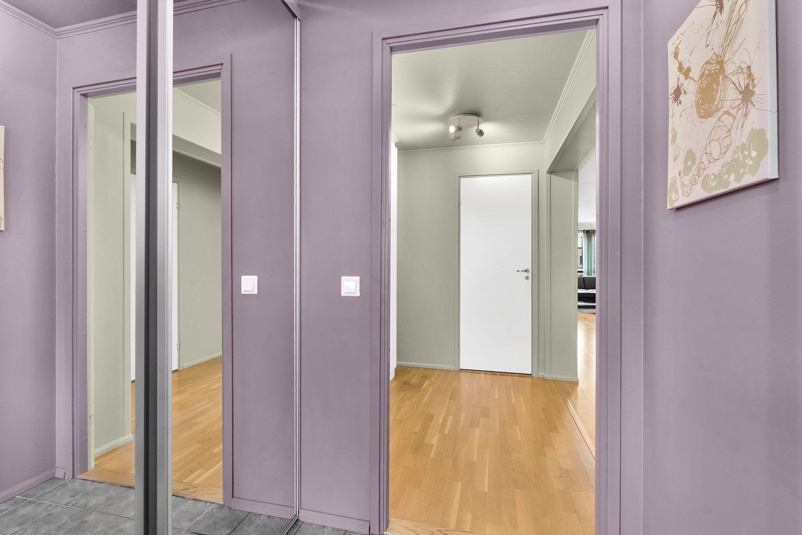 Entré med skyvedørsgarderobe. Galleribilde