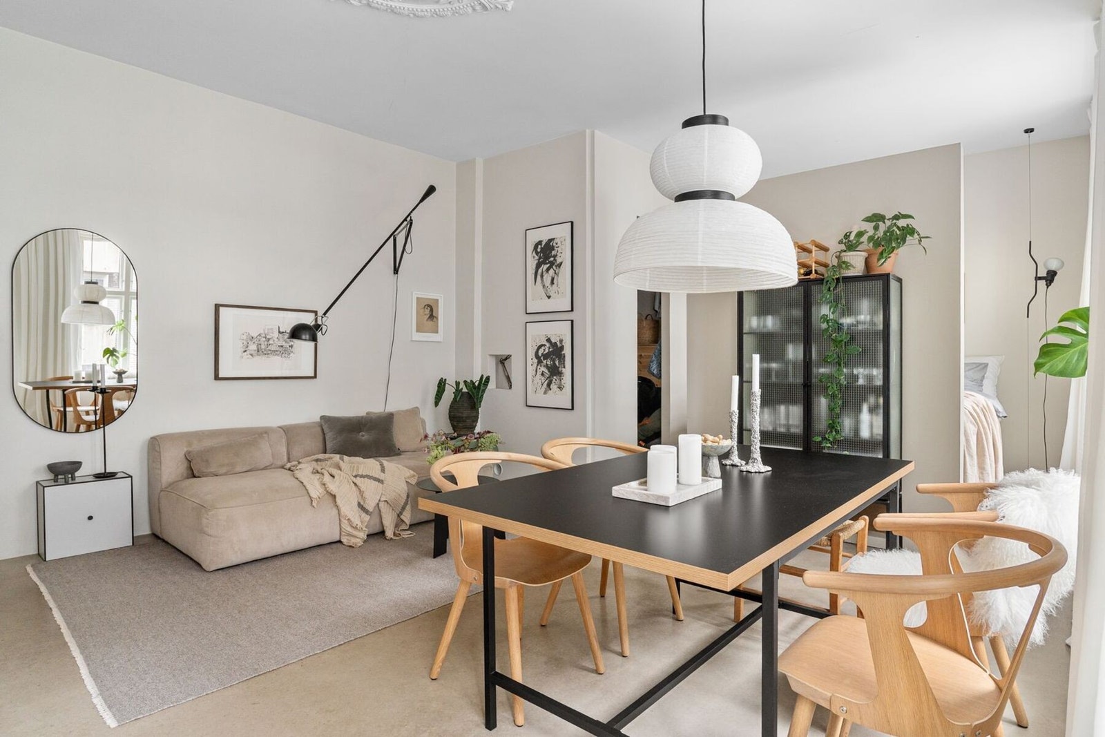 Innbydende stue/ spisestue med en praktisk utforming med plass til både sofagruppe med tilhørende møblement og spisebord. Galleribilde