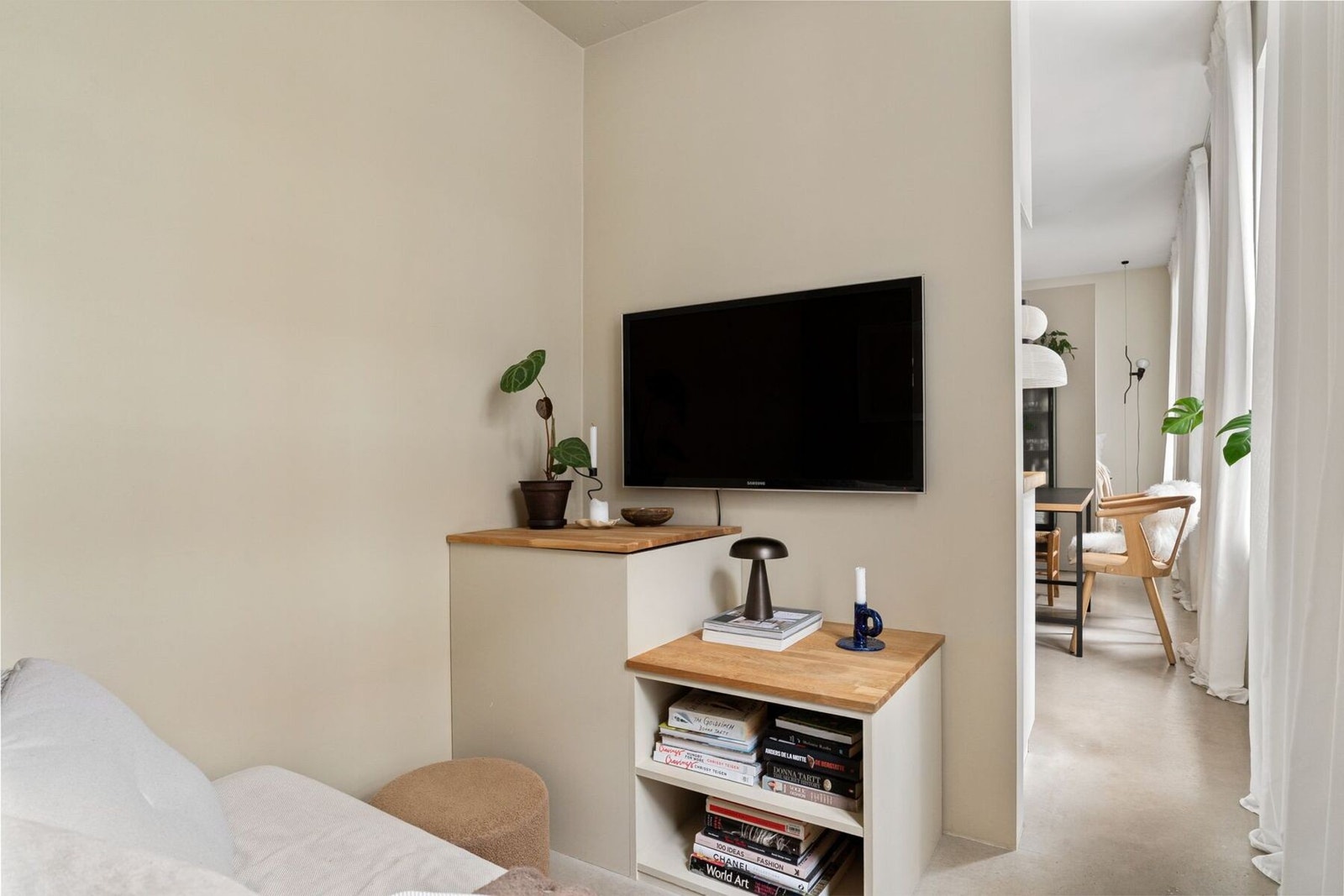 Her er det plassbygd TV-møbel med integrert stikkontakt. Galleribilde