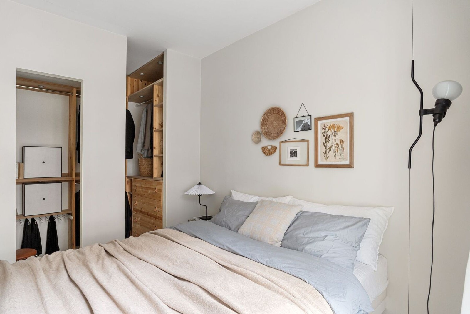 Rommet har plassbygd seng med smarte hylleløsninger samt direkte tilgang til et praktisk garderobeløsning. Galleribilde