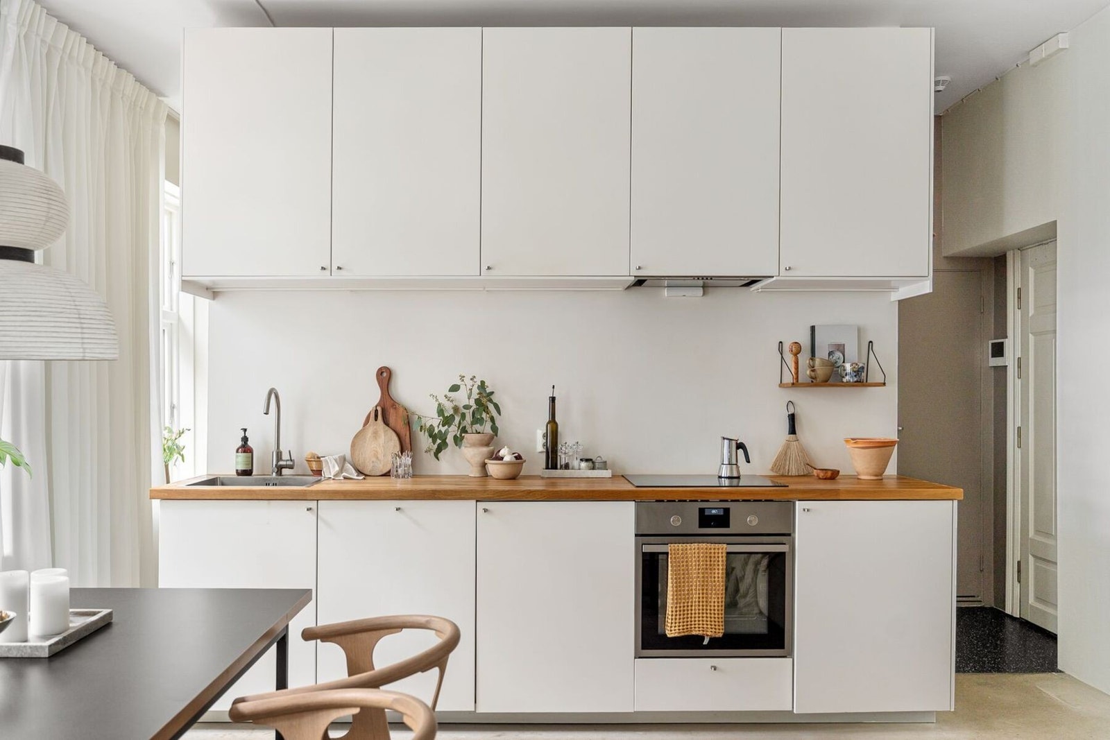 Kjøkken fra 2015/2016 innredet med slette fronter og benkeplate av treverk. Galleribilde