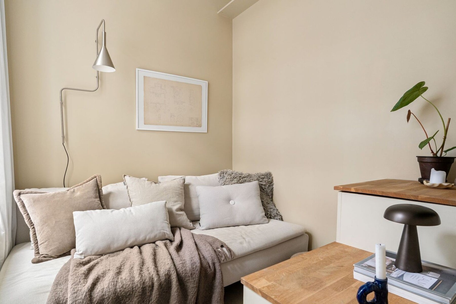 Bak kjøkkenet er det et rom som kan brukes som for eksempel TV-stue, gjesterom eller kontor. Galleribilde