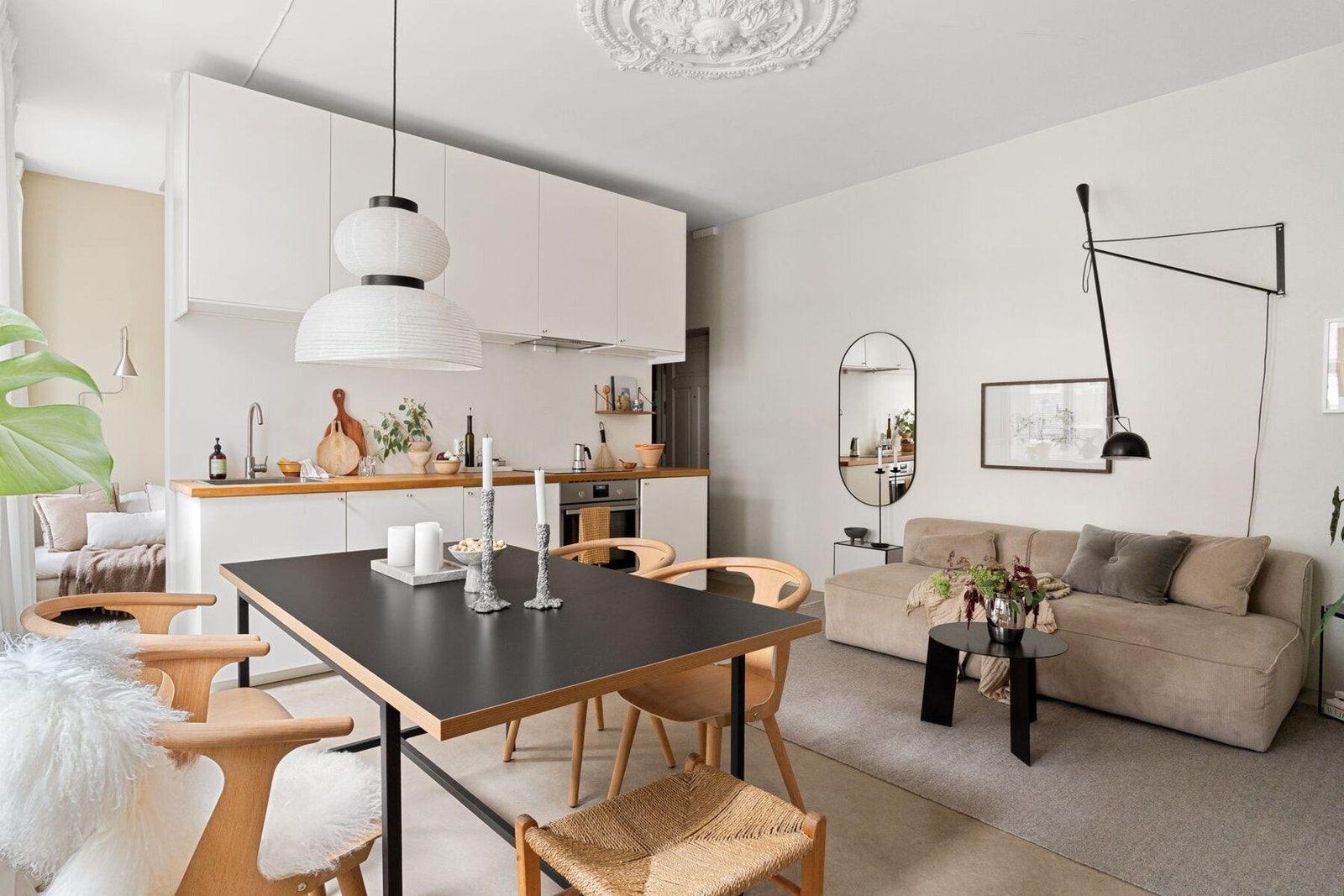 Videre har stuen store vindusflater som slipper inn rikelig med dagslys. Galleribilde