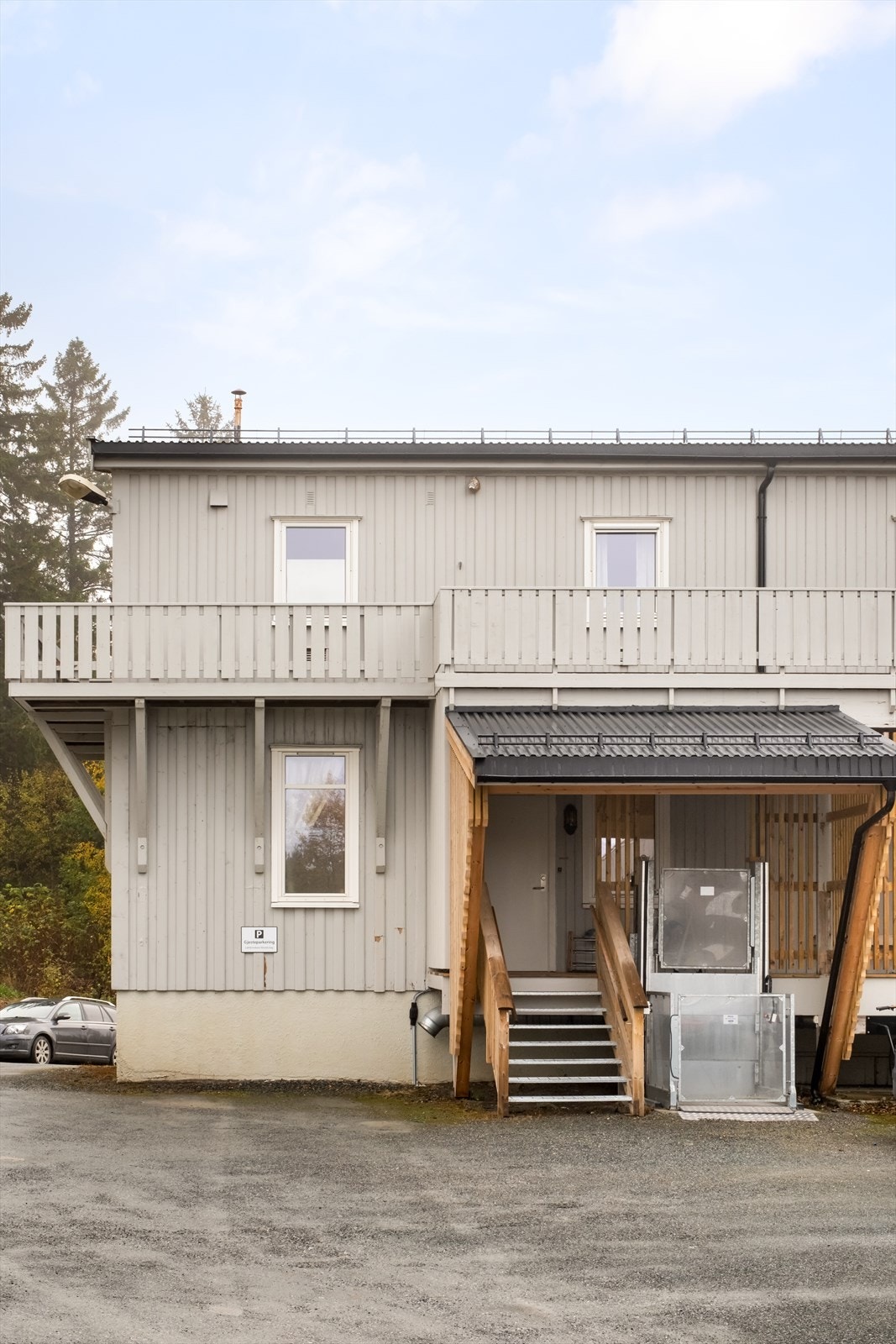 Parkering til leiligheten er på felles parkeringsplass for beboerne i borettslaget. Galleribilde