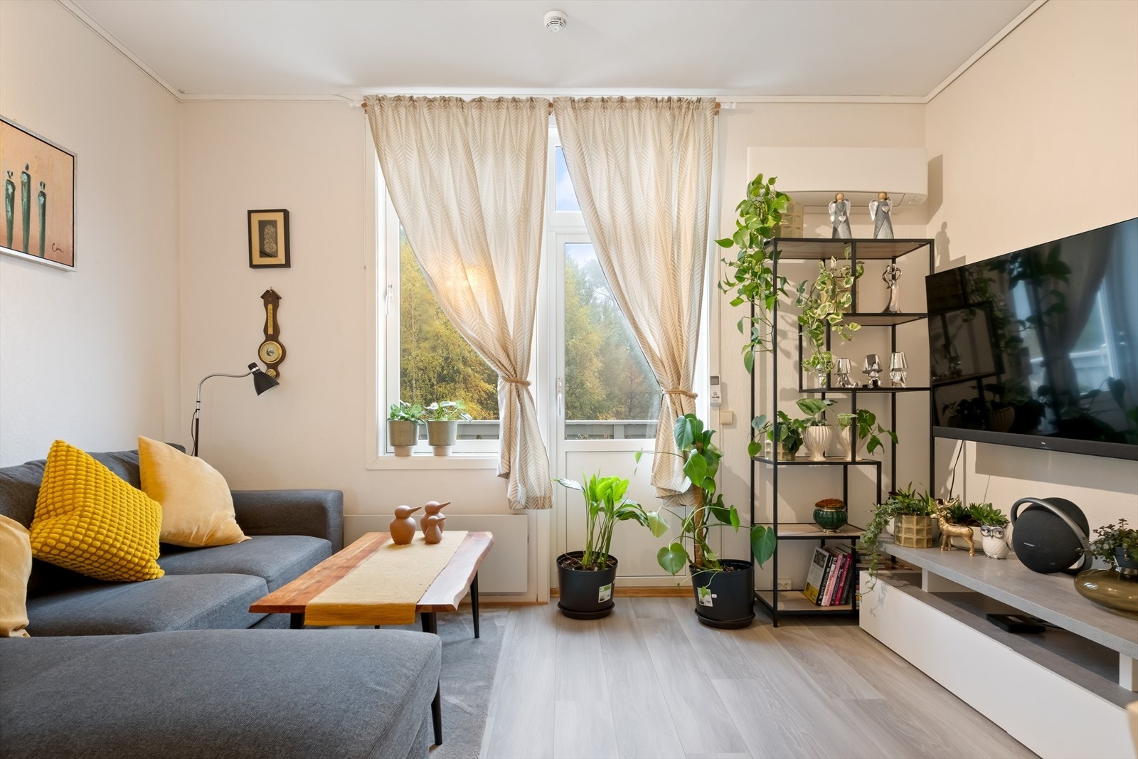 Fellesutgiftene går bla. til: kommunale avgifter, renovasjon, drift, sikringsordning, byggforsikring, tv/internett og nedbetaling av renter og avdrag. Galleribilde