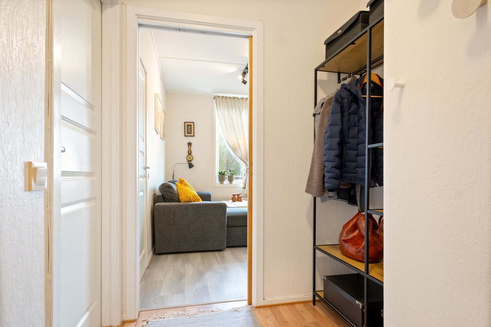 Det er god plass til oppheng av yttertøy og sko. Bad inn til venstre. Galleribilde