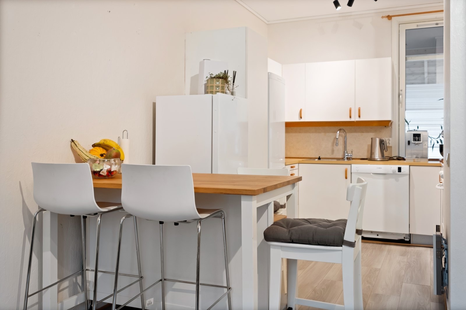 Kjøkkenet er av eldre byggeår, men har god skap- og benkeplass. Galleribilde