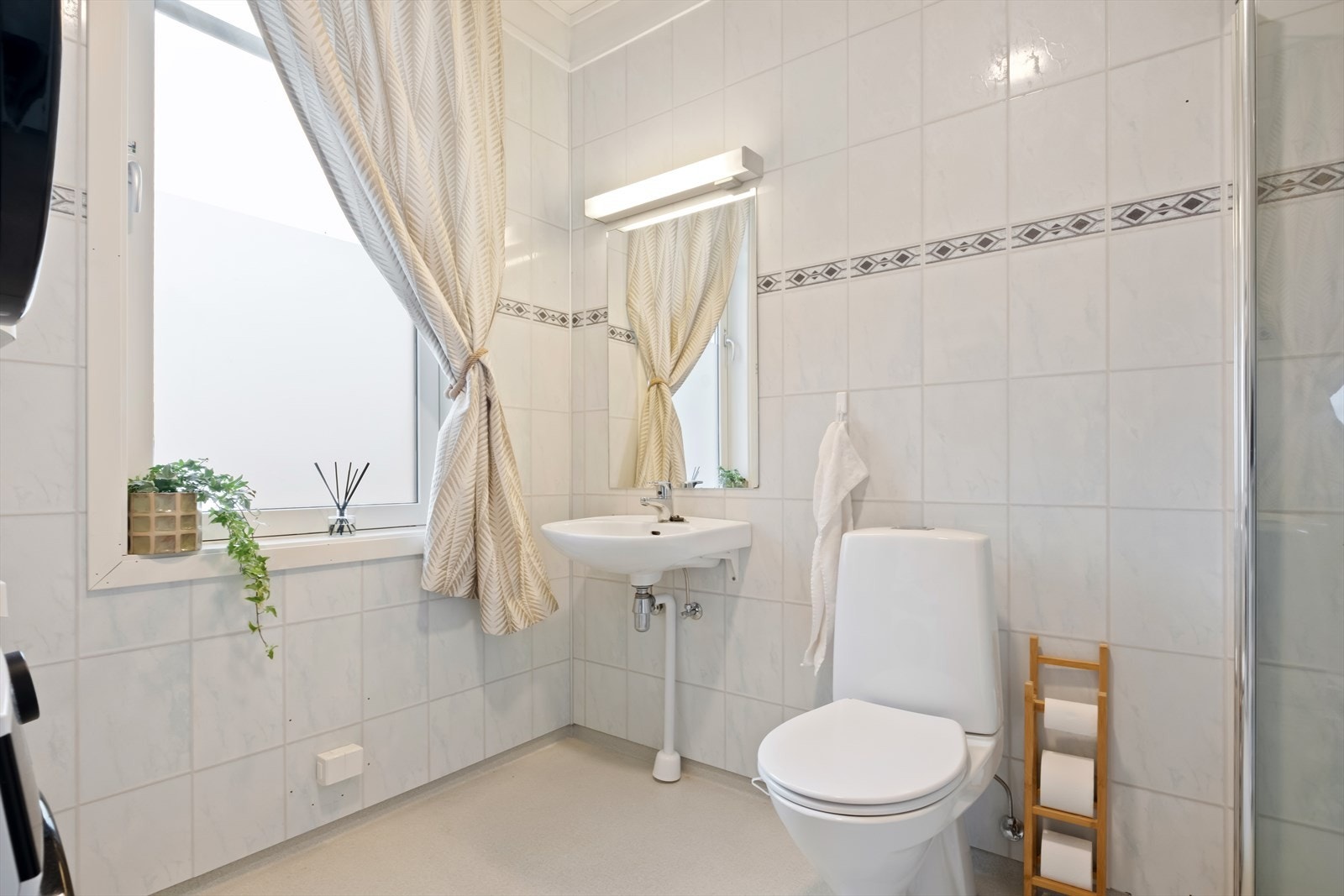 Lyst bad med god takhøyde. Galleribilde