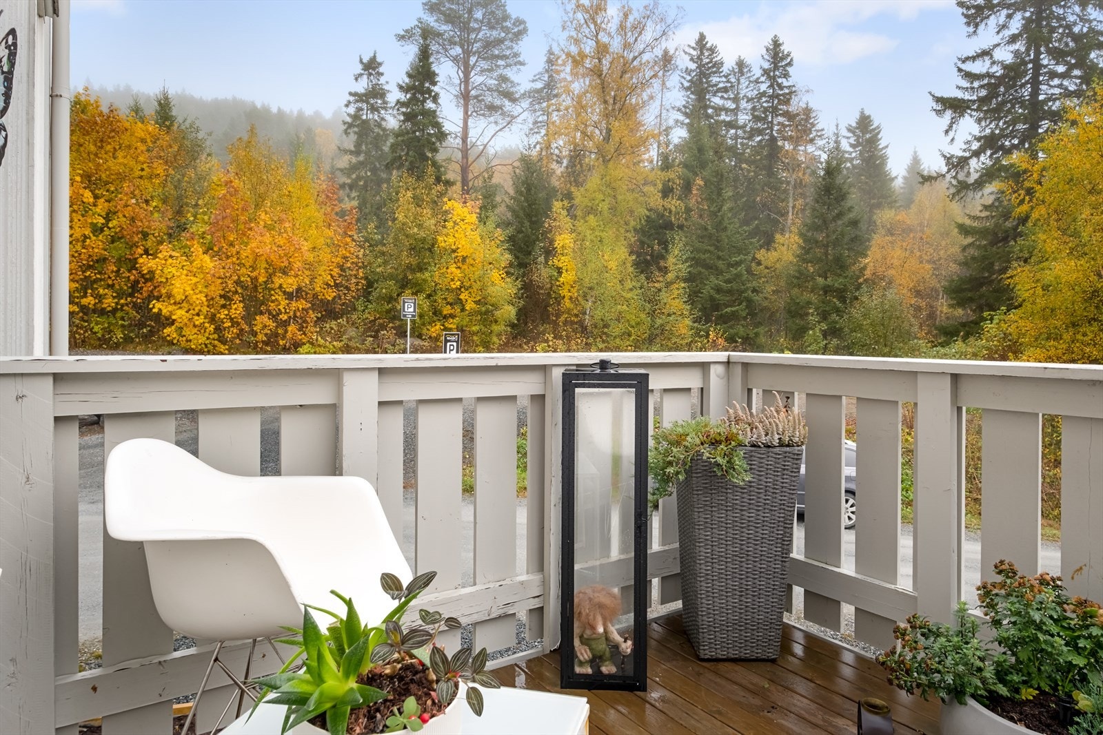 Frodig utsyn mot naturen like ved. Balkongen ble beiset sist i 2021. Galleribilde