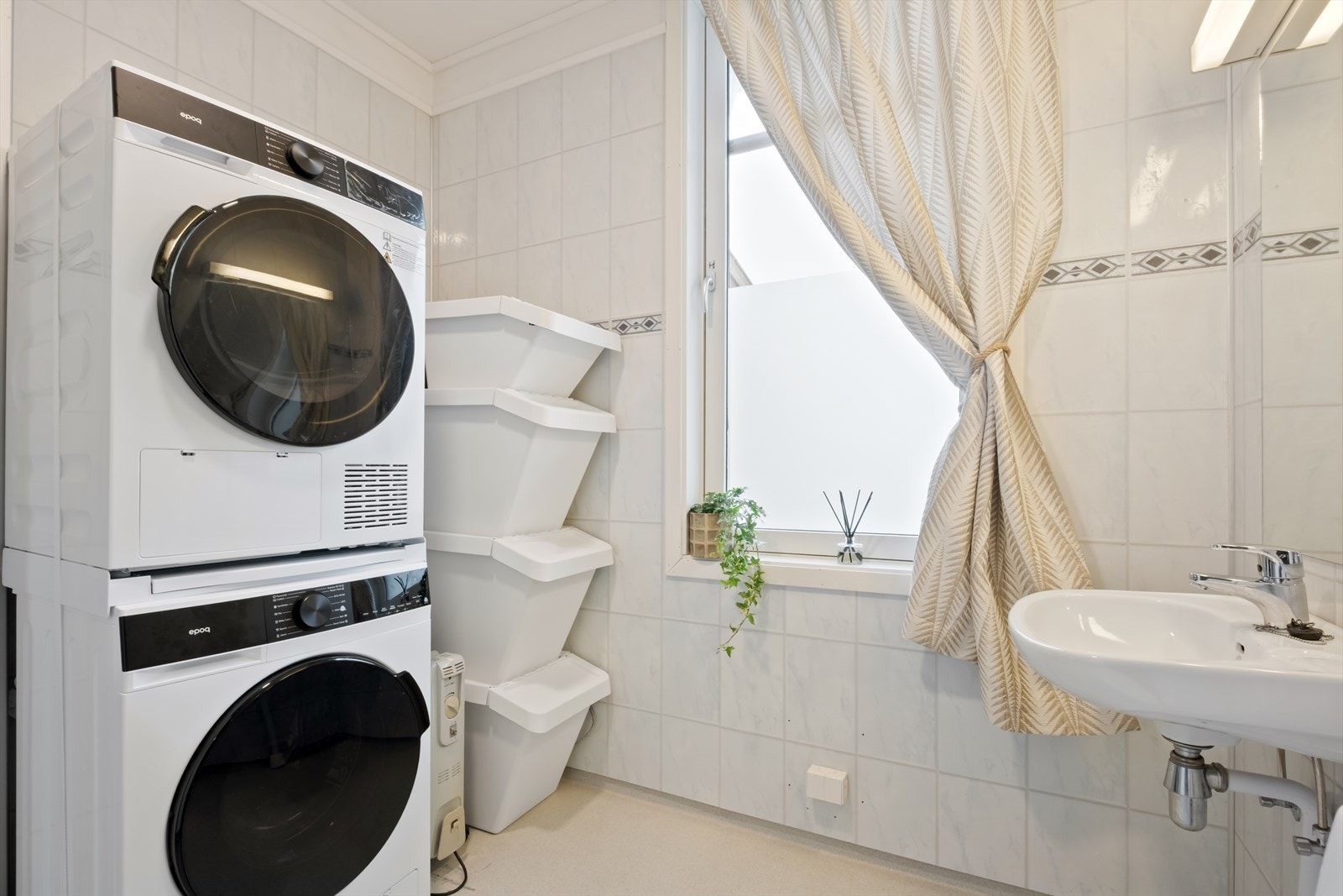 Avsatt plass til vaskemaskin og tørketrommel. Galleribilde