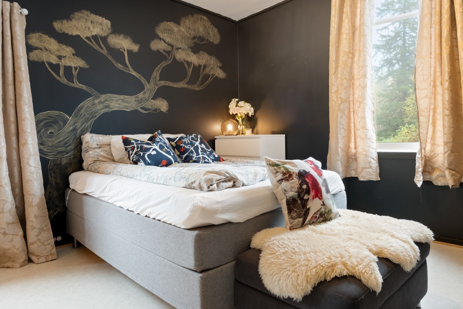 Soverommet er på hele 14 kvm og vender mot Nord og Øst. Galleribilde