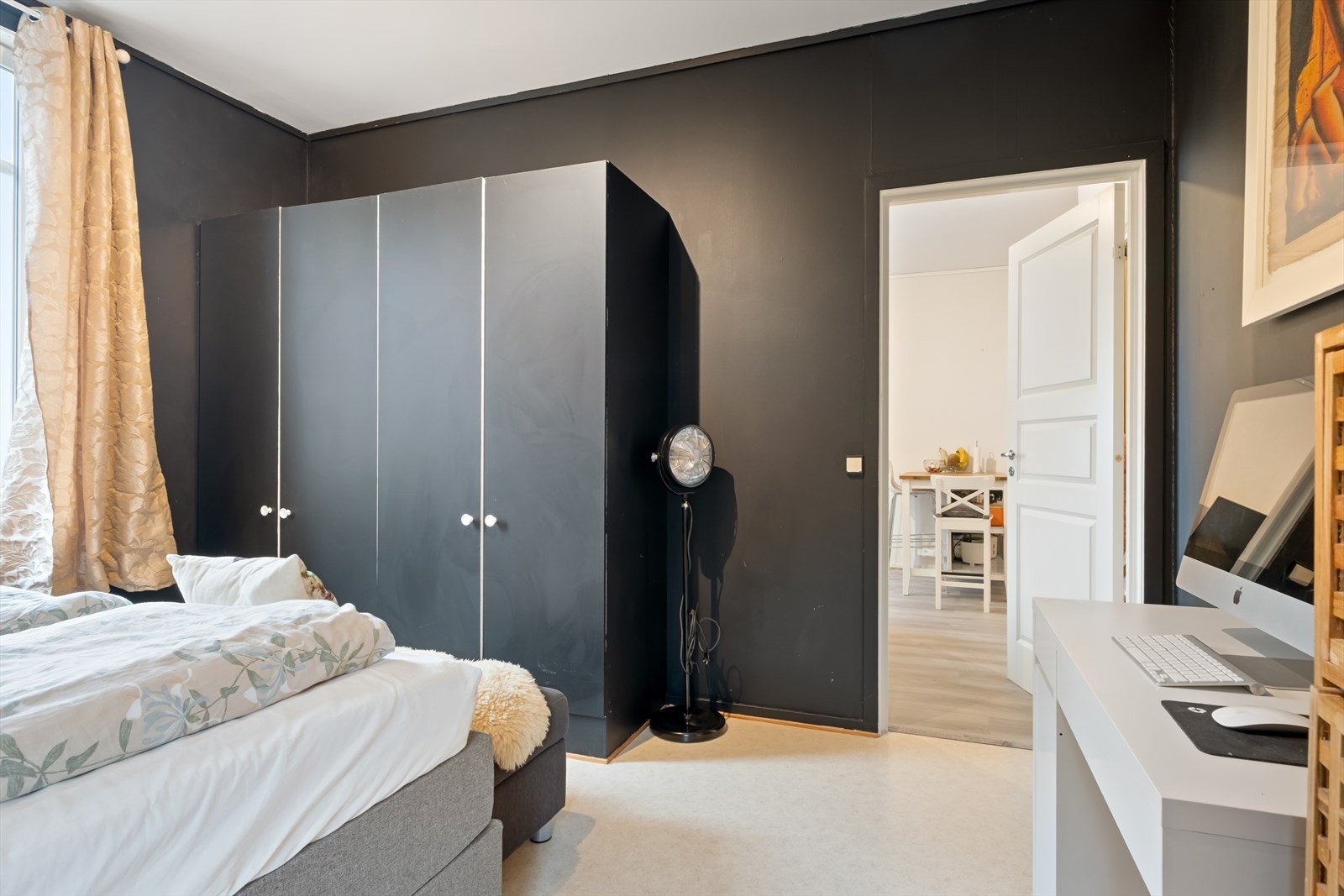 God plass til stor seng og garderobe. Galleribilde