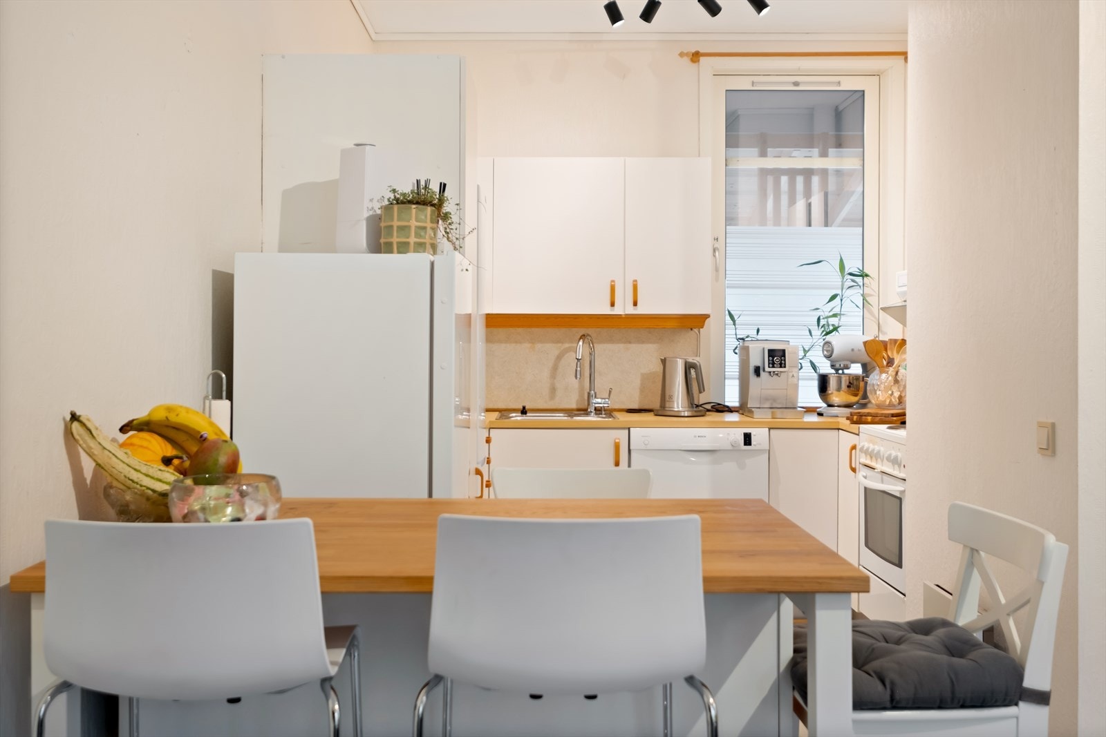 Alle hvitevarer på kjøkkenet medfølger i handelen. Galleribilde