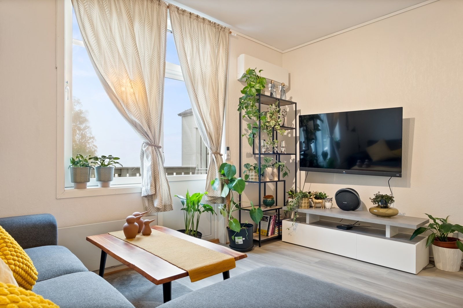 Vinduer i leiligheten er stemplet 2012/2017. Vindu over ytterdør fra 1991. Galleribilde