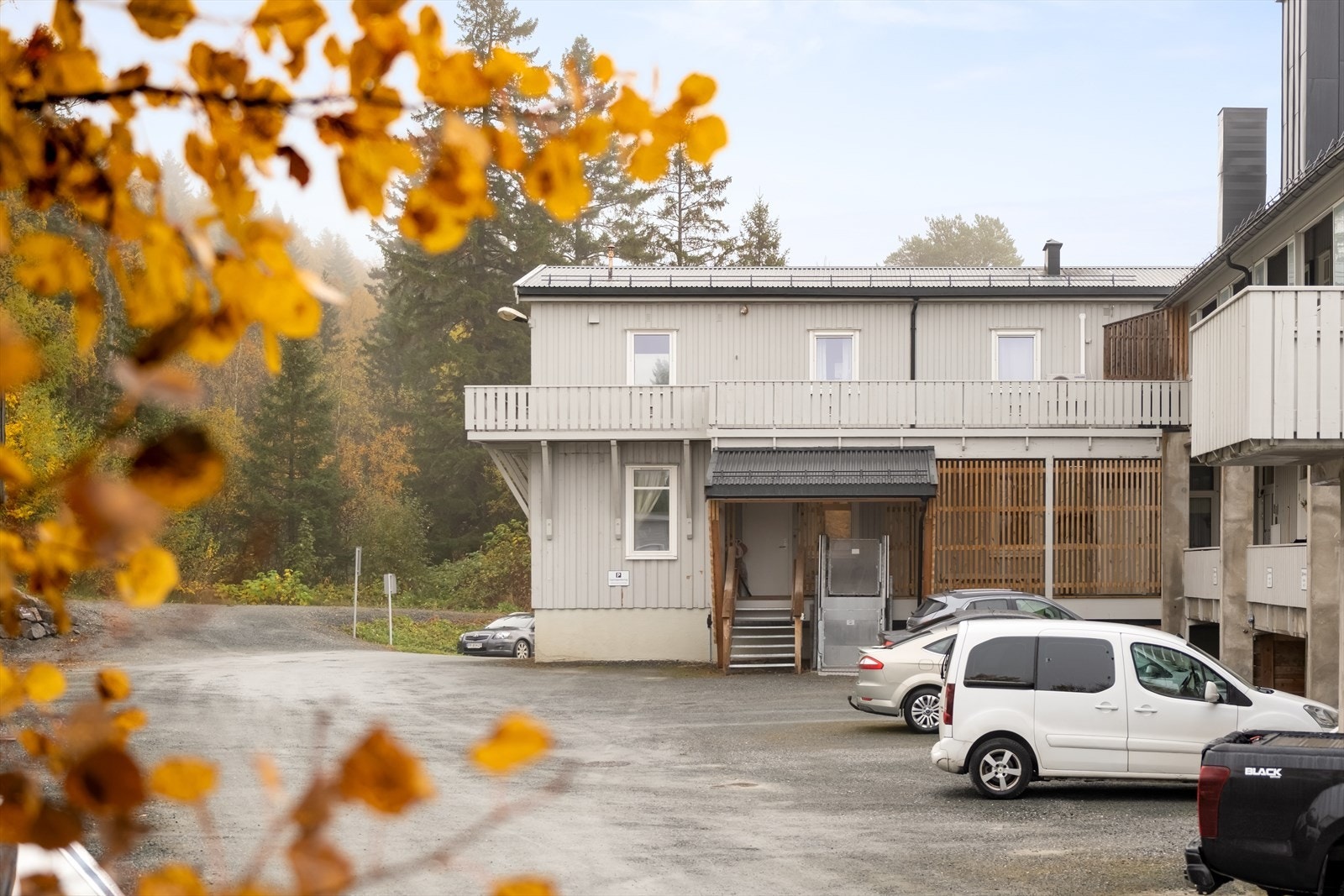 Lettstelt leilighet med enkel tilgang fra parkeringsplass. Det er også rullestolheis ved siden av trappa. Galleribilde