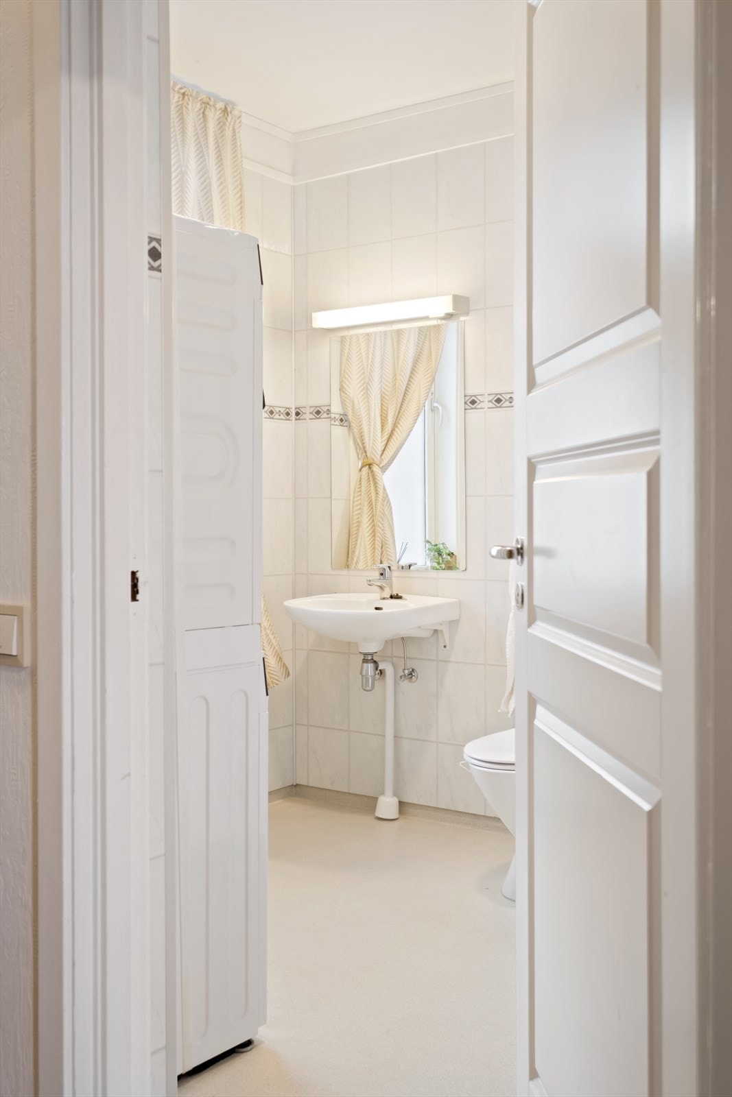 Romslig og lyst bad på hele 7 kvm. Galleribilde