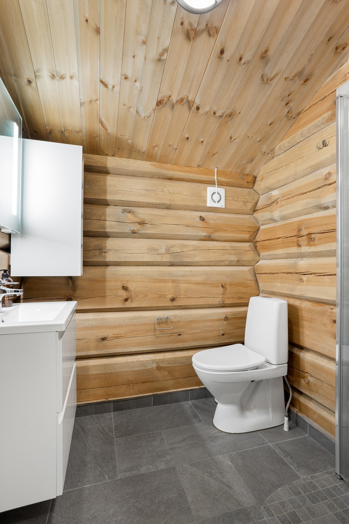 Badet i 2.etasje med toalett, innredning med servant og dusjhjørne med glassdører Galleribilde