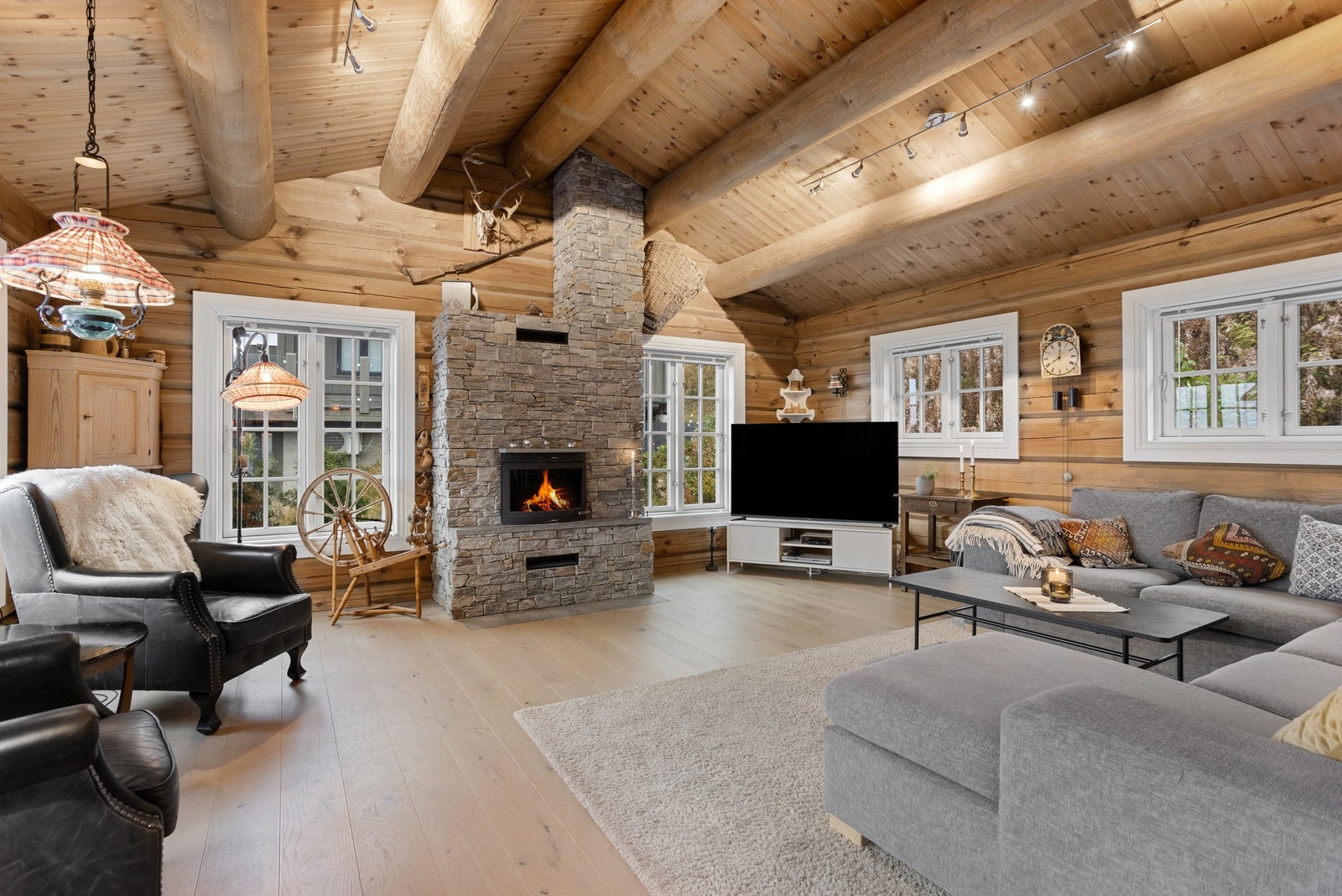 Lekker, kvalitetshytte fra anerkjente Flatdal Håndlaft. Stuen er romslig med plass til flere sittegrupper Galleribilde