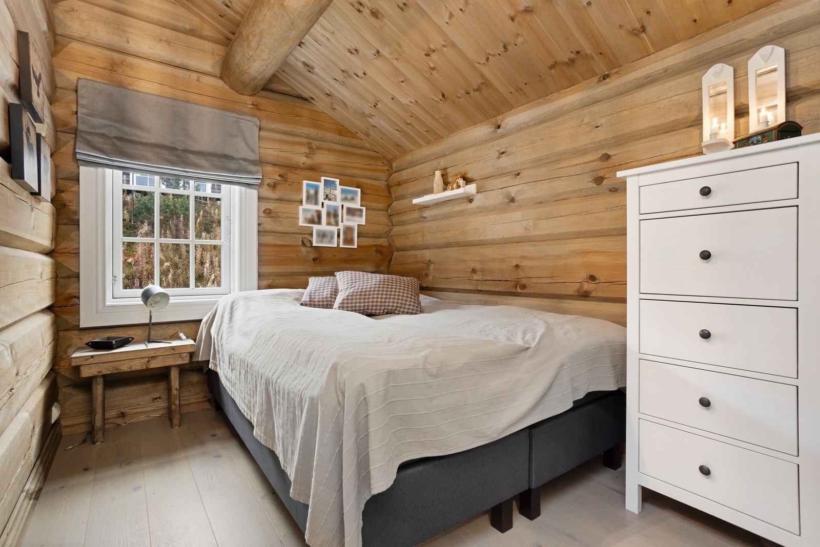 Soverom II innredet med dobbeltseng Galleribilde