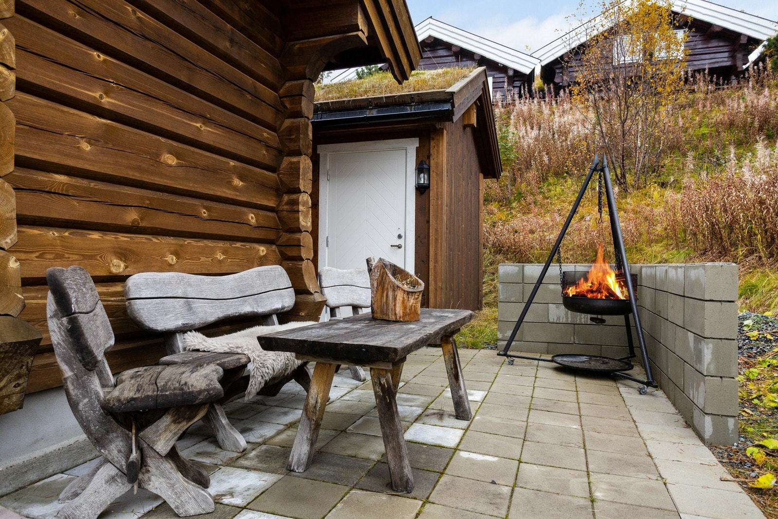 Hyggelig uteplass på sørsiden. Her kan man flytte seg etter sola Galleribilde