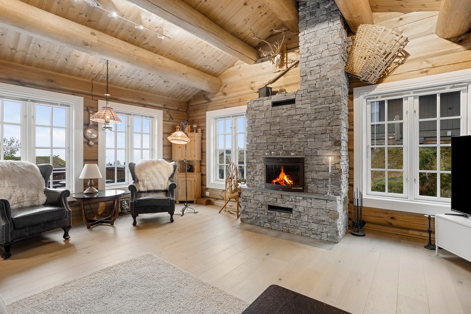 Nydelig stue med røstet tak og full takhøyde. Steinbelagt peis setter stemningen i rommet Galleribilde