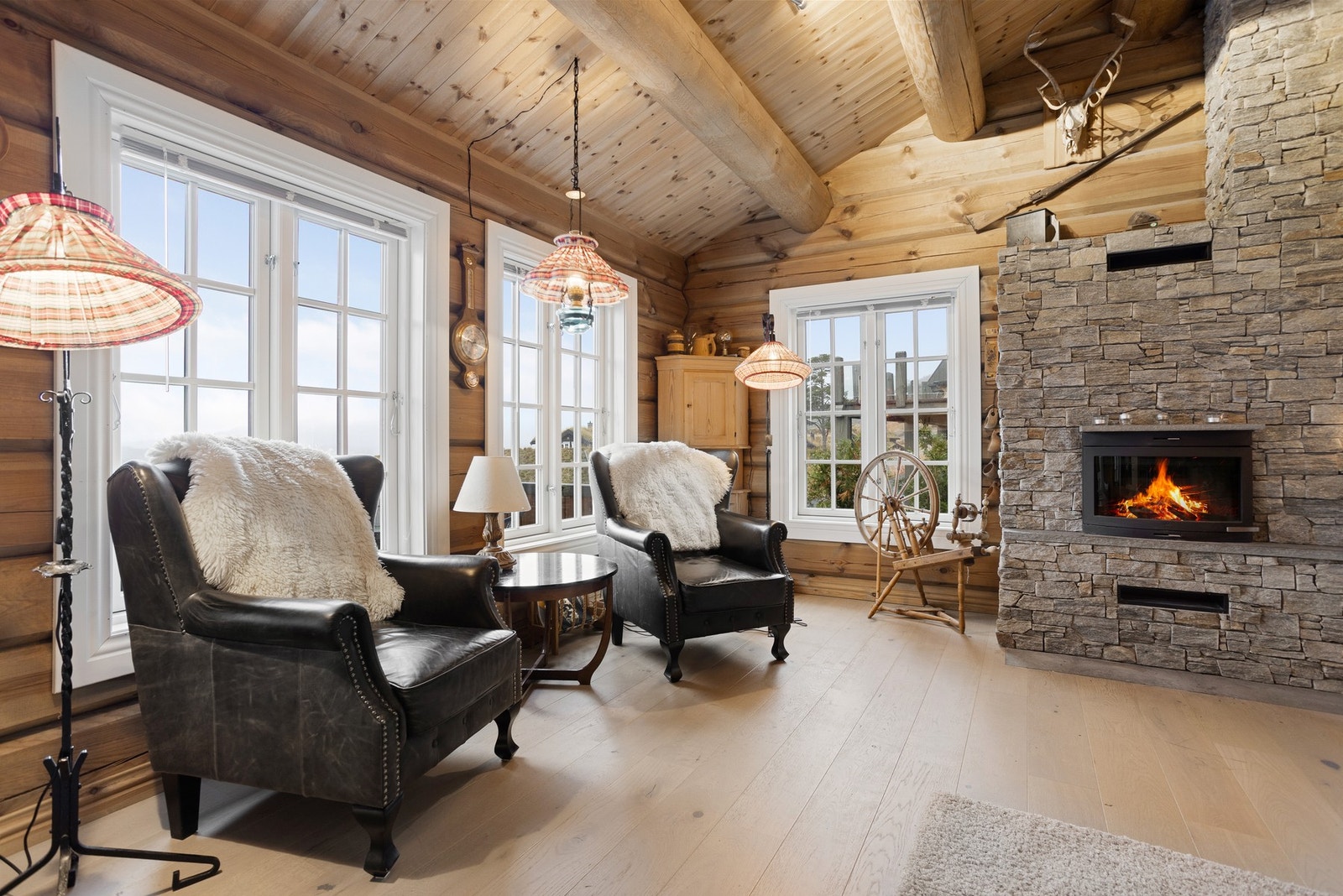 Lune, tidløste overflater med tømmer på vegg og eikeparkett med gulvvarme Galleribilde