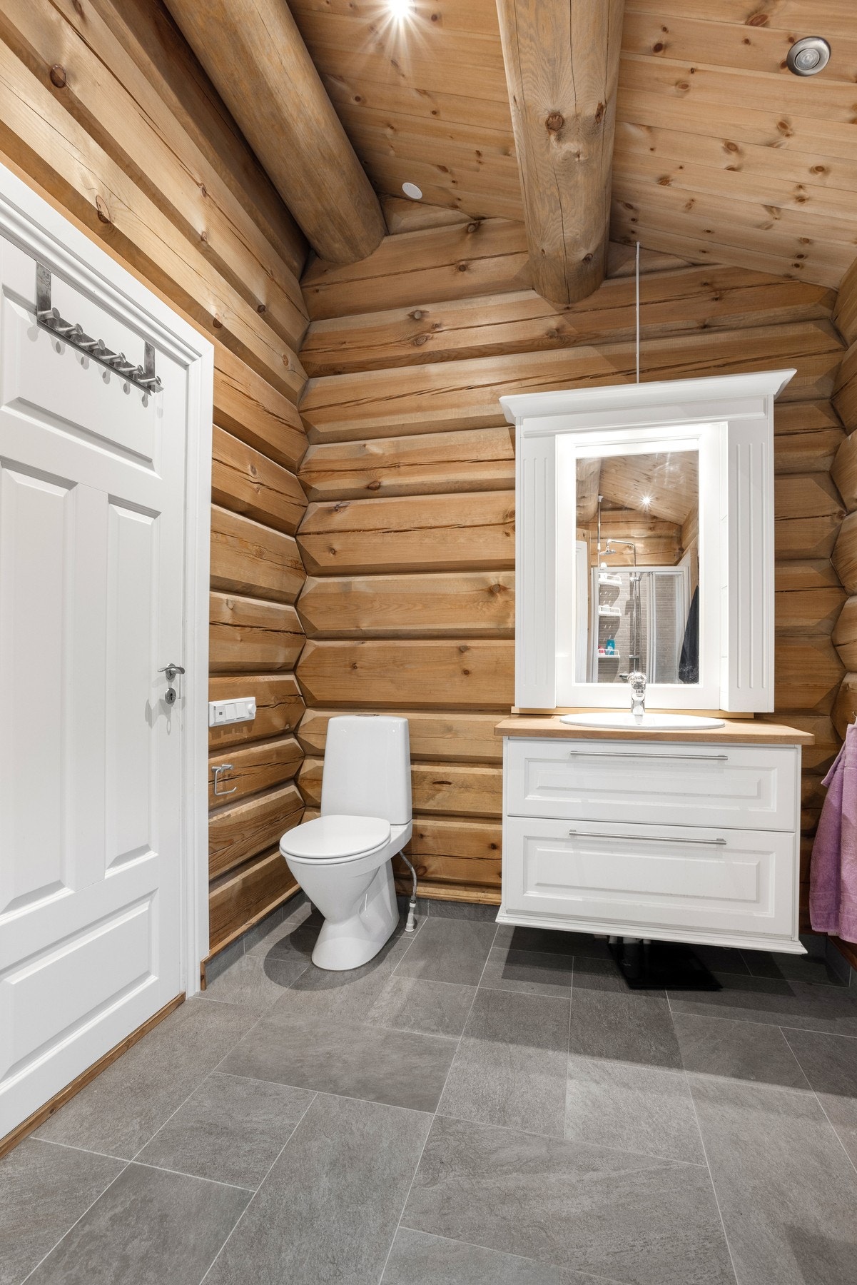 Romslig baderom i 1.etasje Galleribilde