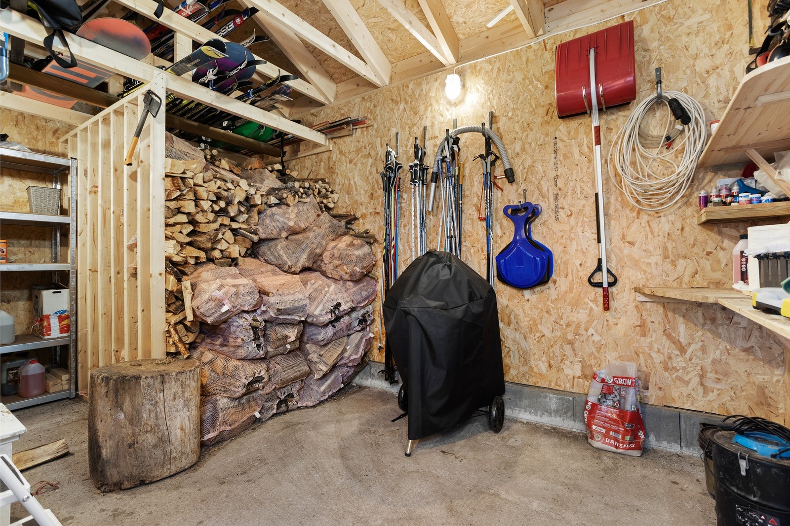 På tomten er det også satt opp en frittstående bod. Perfekt for oppbevaring av ved og sportsutstyr Galleribilde