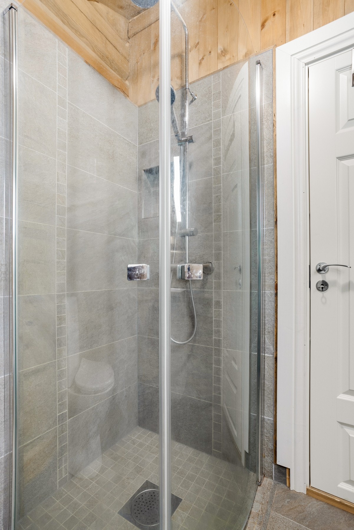 Lekker dusj med regnfall-armatur Galleribilde