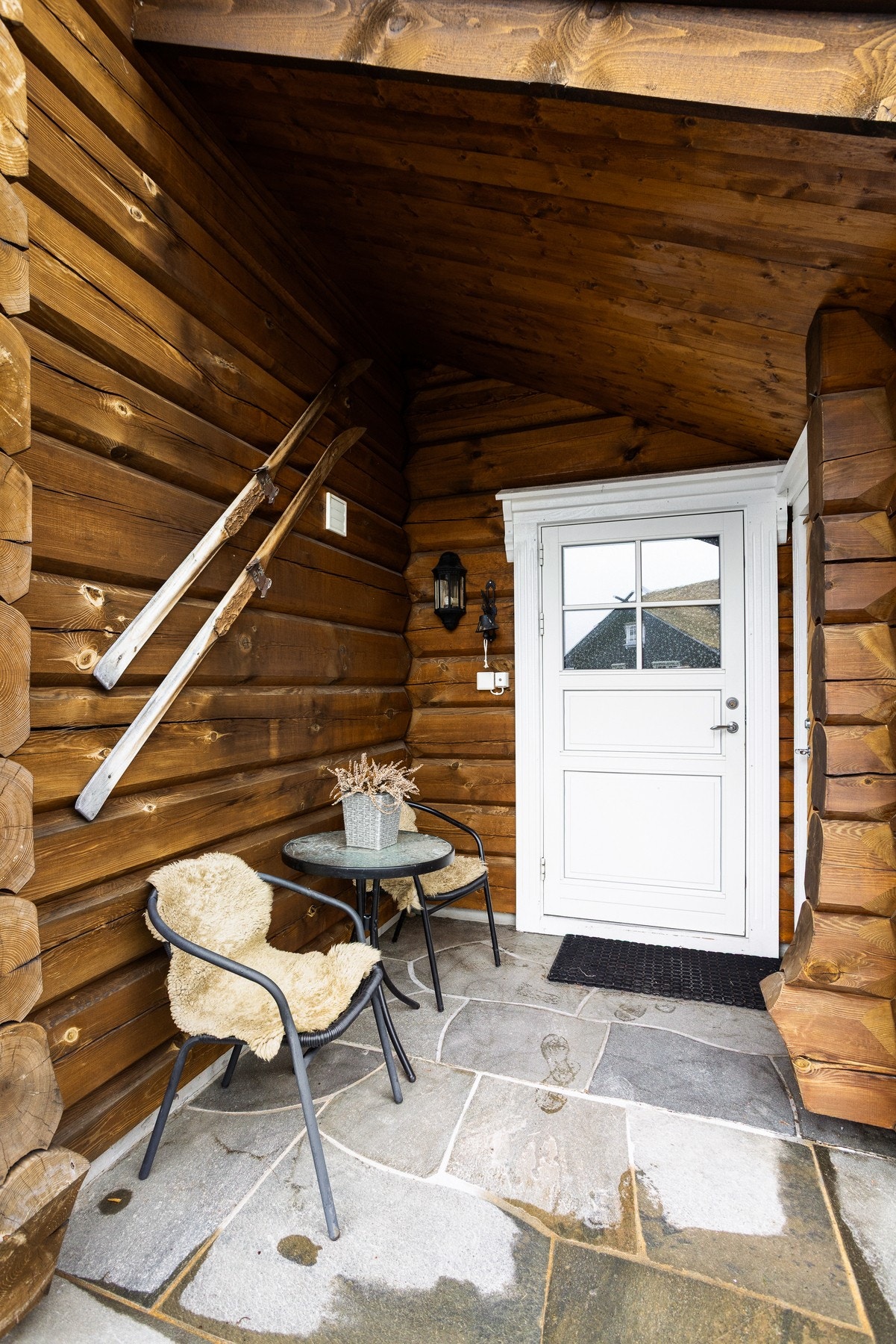 Pent, overbygget inngangsparti med platting av skiferstein. Her er det også inngang til utvendig bod Galleribilde