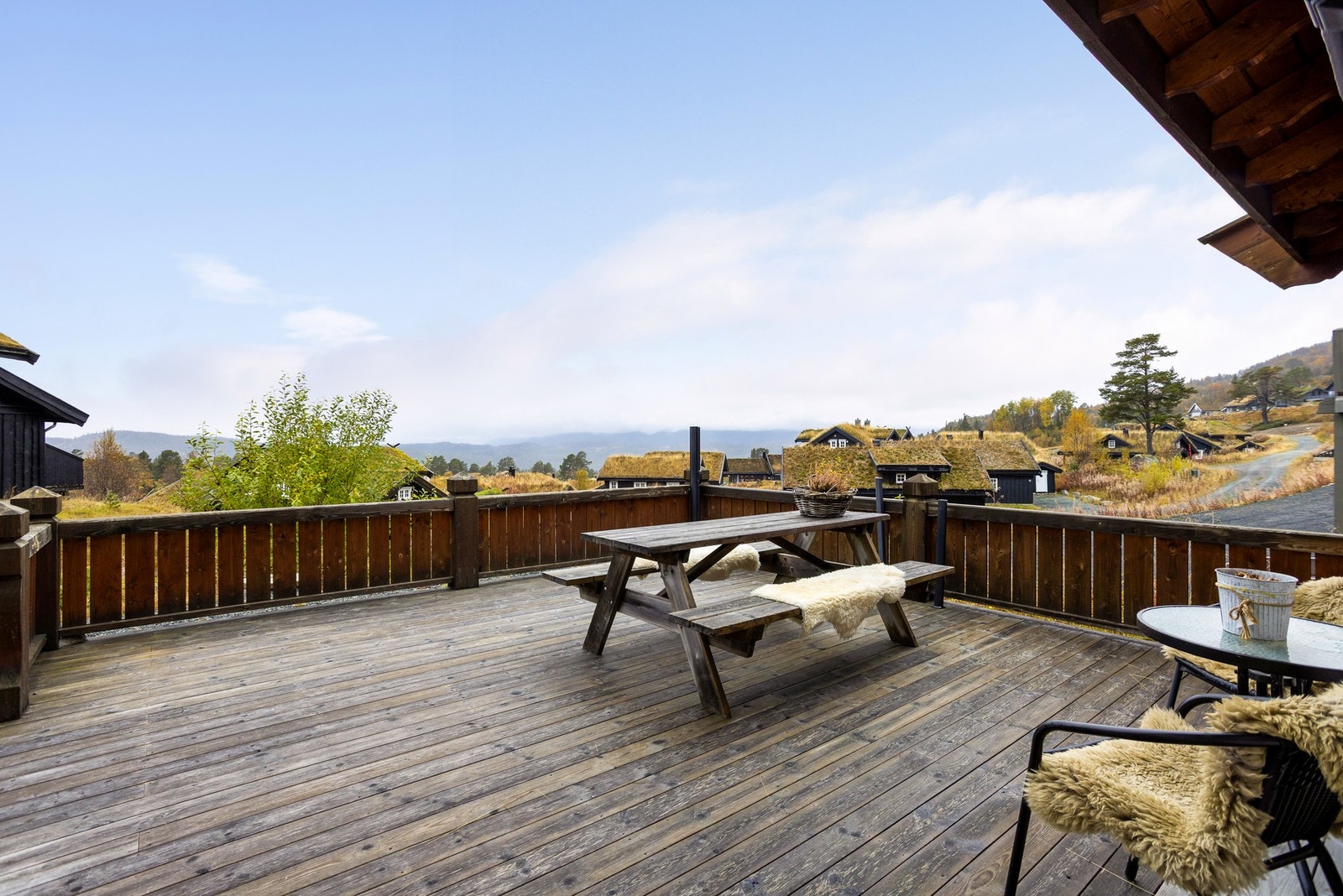 Hytta har en fantastisk plassering i Holtardalen med nydelige sol- og utsiktsforhold over Raulandsfjell Galleribilde