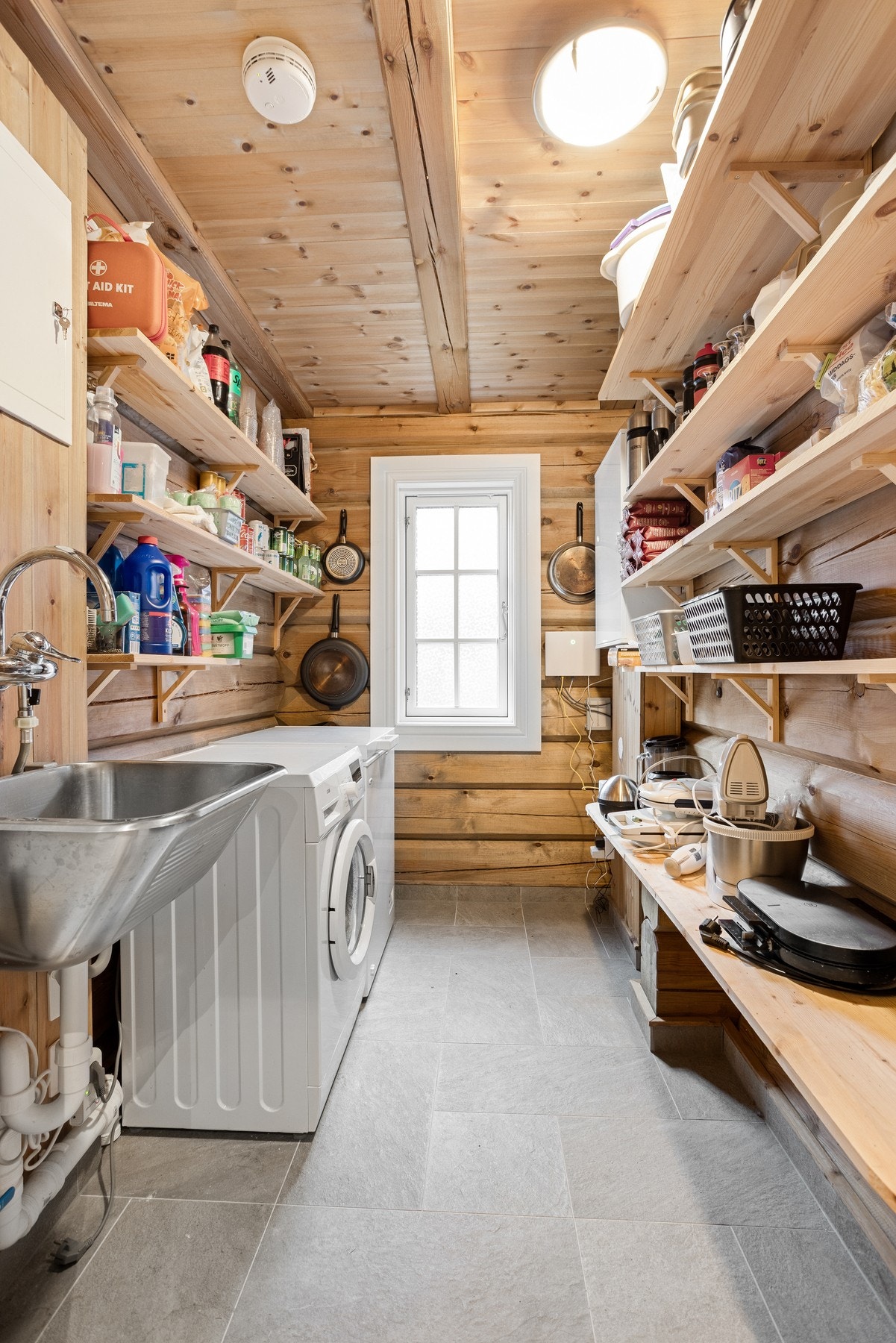 Praktisk vaskerom med god plass til oppbevaring Galleribilde