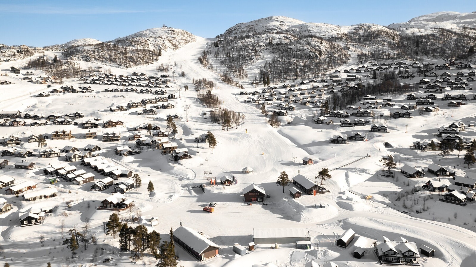 Hytta ligger fint plassert i skianlegget Galleribilde