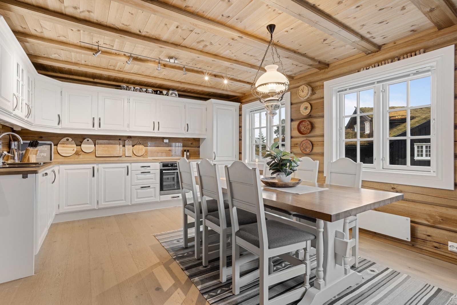 Stort, lekkert kjøkken fra anerkjente Kistefos med integrerte hvitevarer Galleribilde